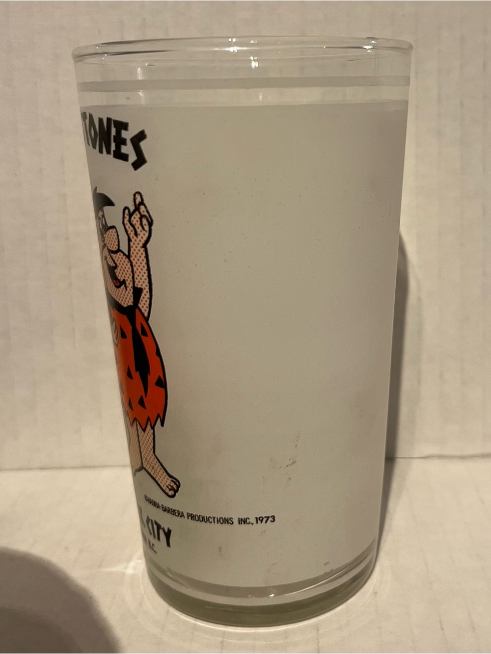 RARE VINTAGE 1973 THE FLINTSTONES GLASS 1973 BEDROCK CITY KELOWNA BC. - Picture 2 of 6